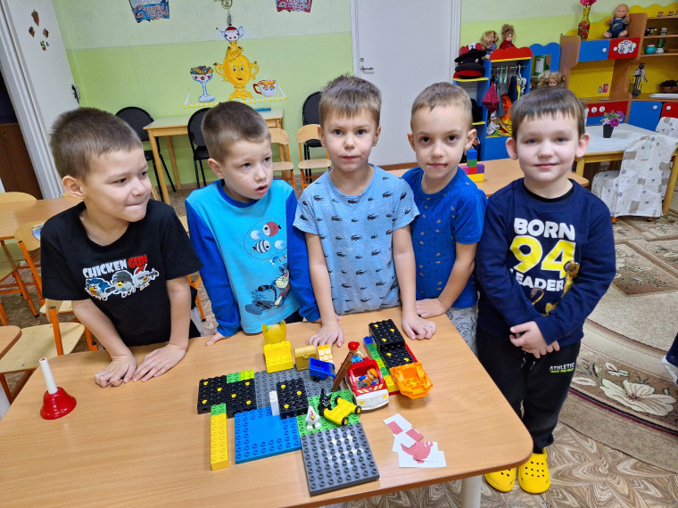 Развлечение «Поиграем с ЛЕГО».